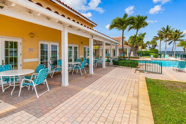 Building Photo - 1060 Lake Shore Dr