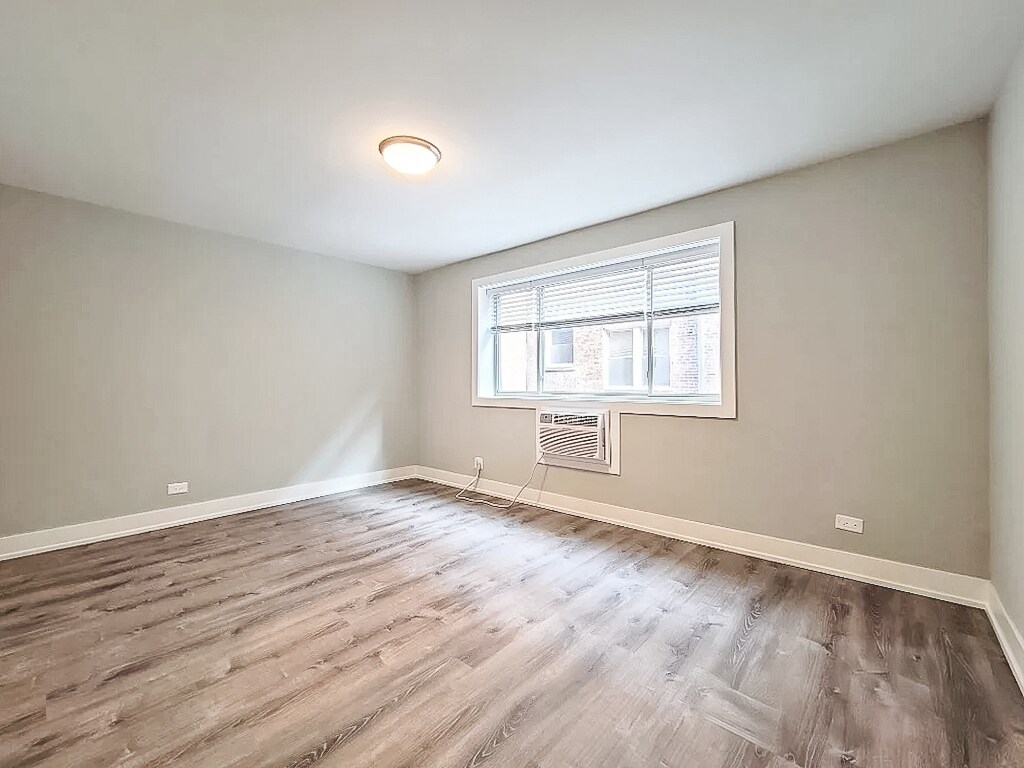 Building Photo - 525 W Surf St