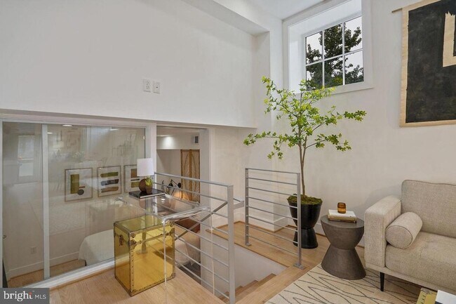 Building Photo - 1211 G St SE