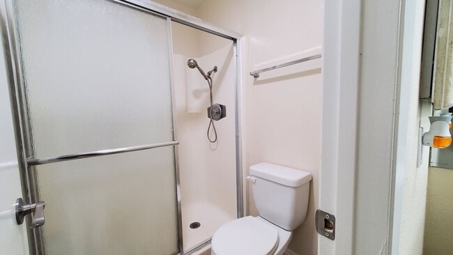 Building Photo - Spacious condo 55+ move in ready