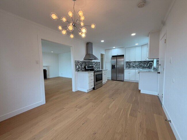 Building Photo - Spacious 4 Bedroom/2Bathroom Home in South San Francisco!