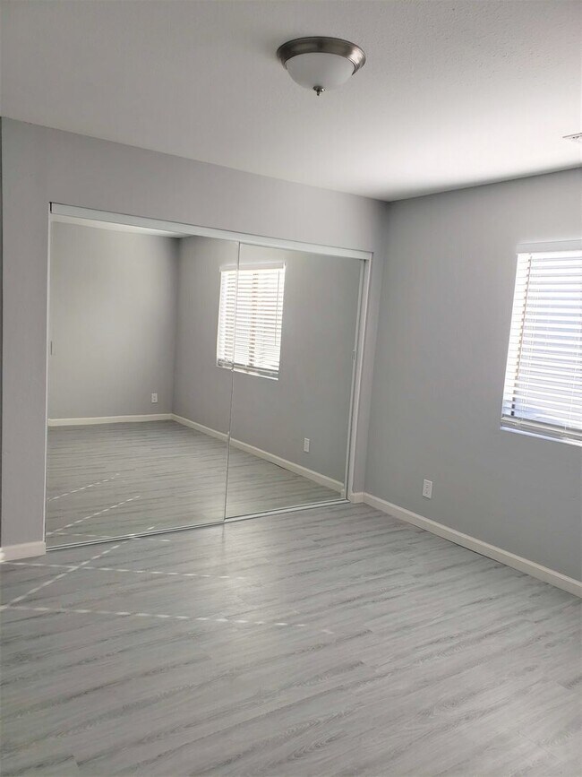Building Photo - LB2506