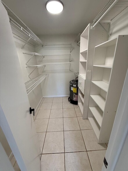 Building Photo - 1950 N Andrews Ave