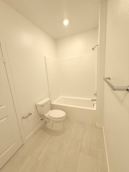 Building Photo - 2583 Cloudview Privado