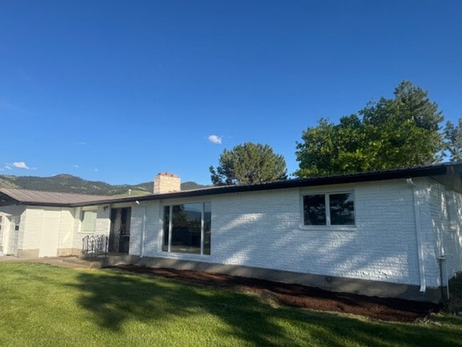 Building Photo - Very Large Ranch Style on South Hills