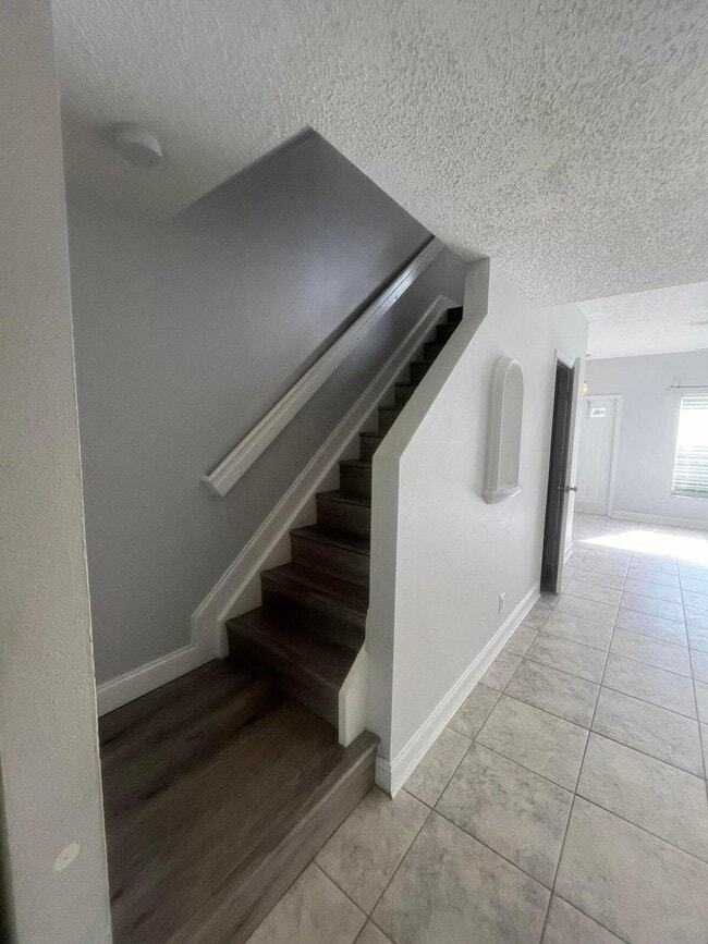 Building Photo - 7823 Sanibel Dr
