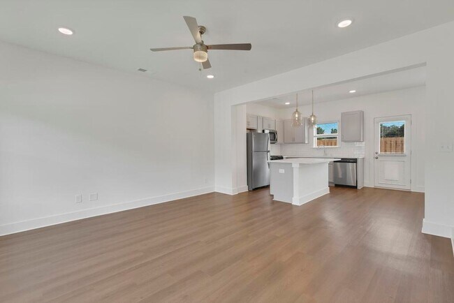 Building Photo - Spacious 3 Bedroom House with Primary Suite on Main Level