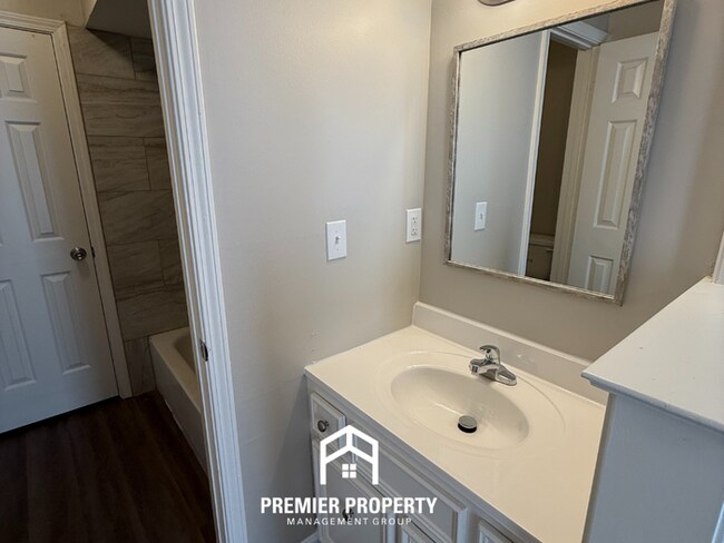 Building Photo - 4627 Chelwood Dr