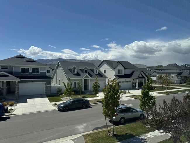 Building Photo - 138 E Crown Point Dr