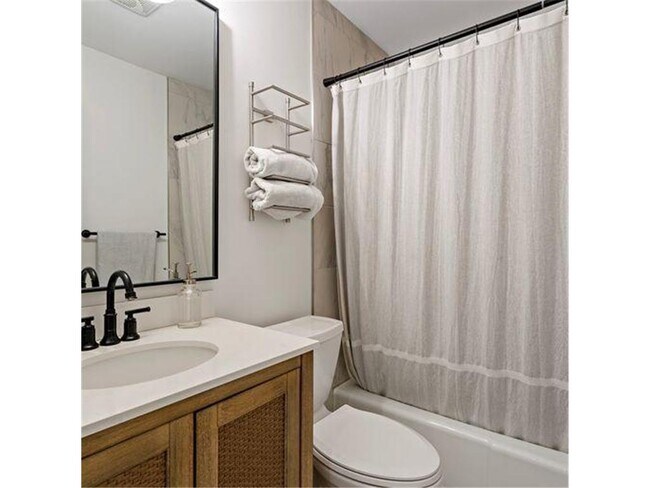 Building Photo - 4520 Vandervork Ave