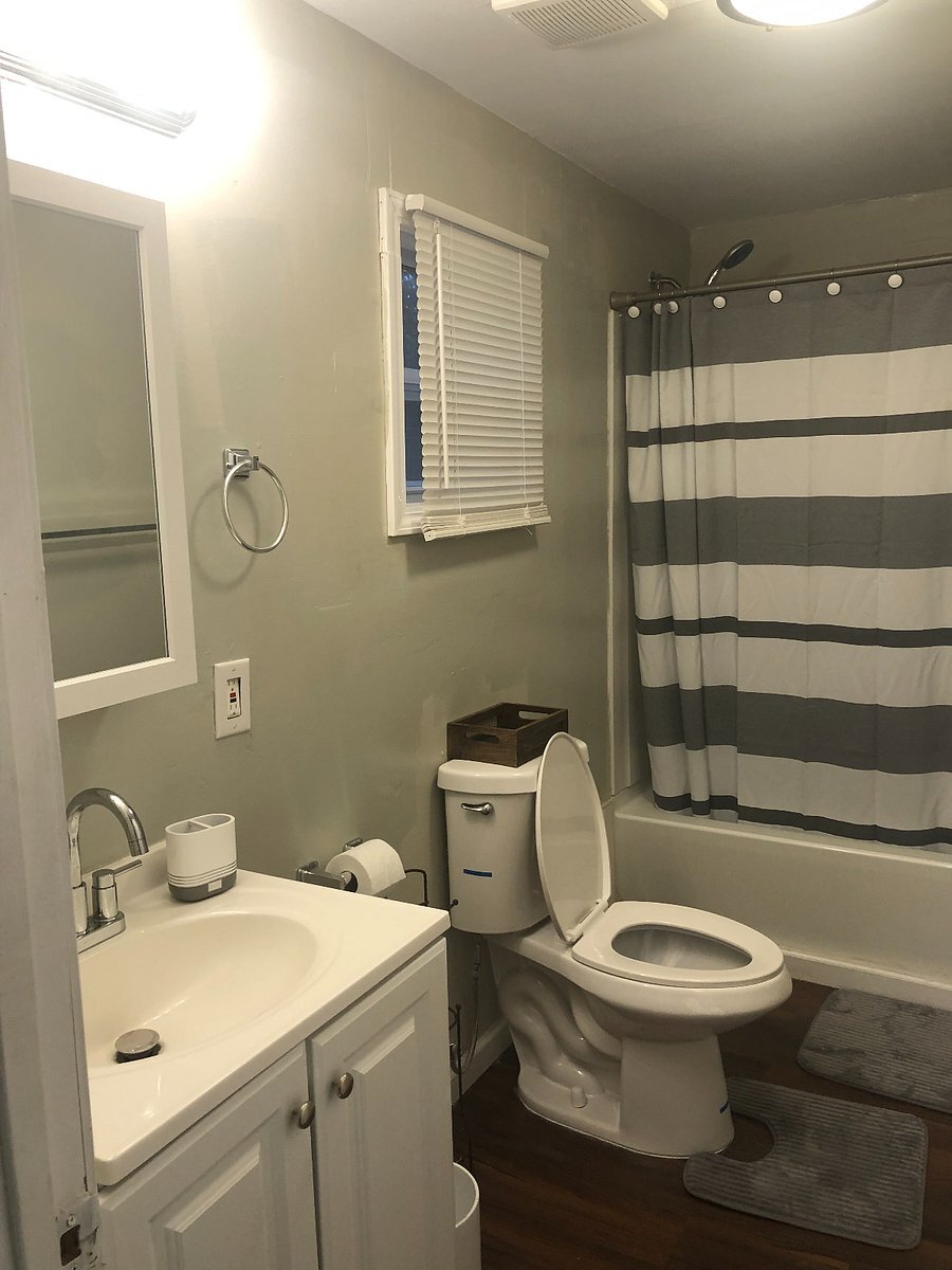 Master BR Ensuite - 704 Lavinia St