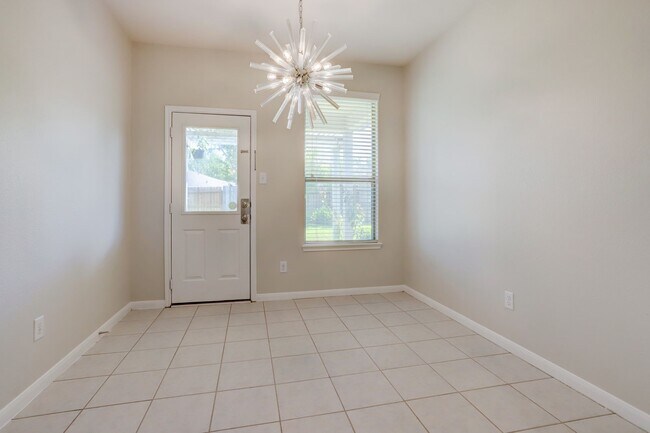 Building Photo - 1011 Larkfield Dr
