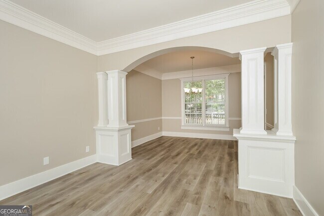 Building Photo - 3073 Essex Dr