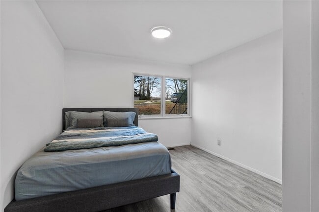 Building Photo - 22 Balmoral Cres