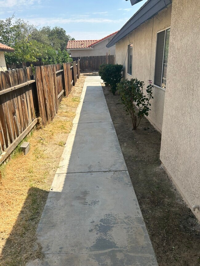 Side Yard - 45408 17th St E
