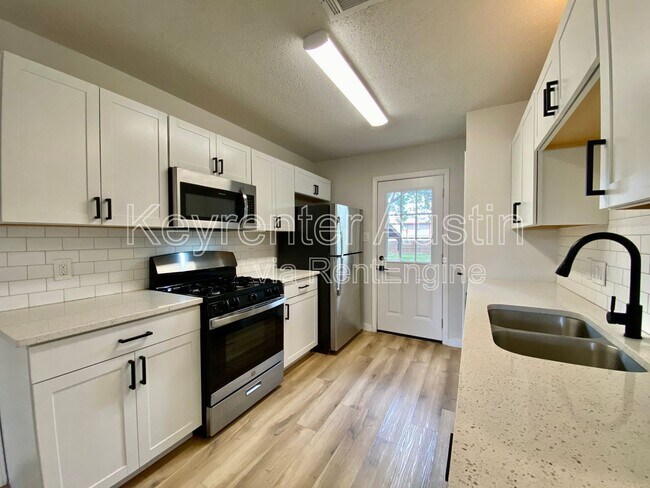 Building Photo - 410 Twin Oak Trail
