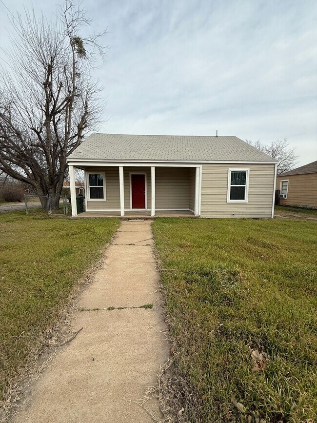 Building Photo - 3/1 Located in near downtown eating & shopping - Newly Remodeled - FENCED YARD