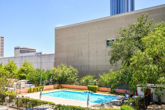 Building Photo - 5150 Hidalgo St