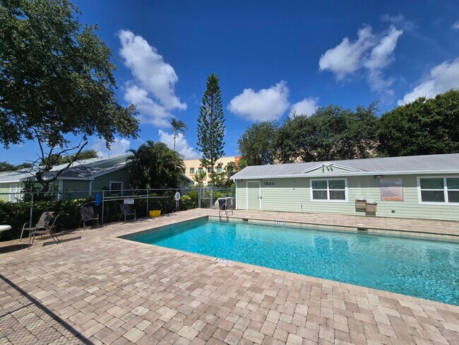 Building Photo - 1530 Royal Forest Ct