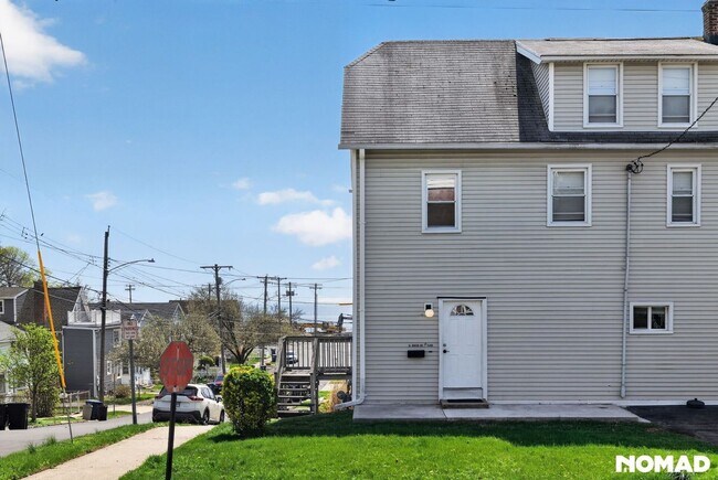 Building Photo - Charming 2BR Duplex in West Haven