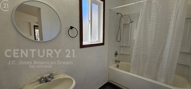 Building Photo - Minutes to Downtown Grants Pass