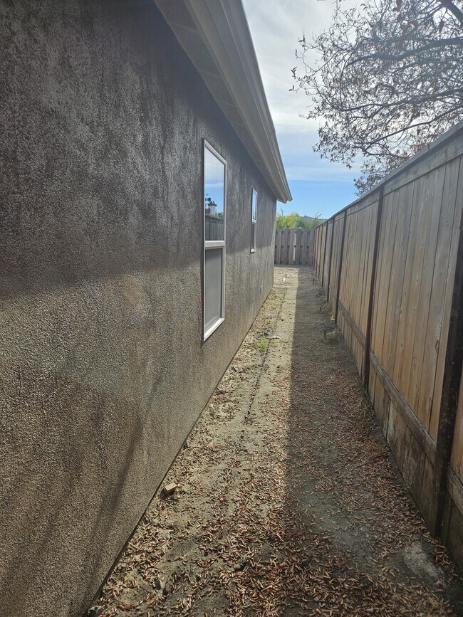 Building Photo - 2423 Smokewood Pl