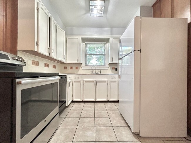 Building Photo - Charming Three Bedroom Home in a Highly Desirable Neighborhood