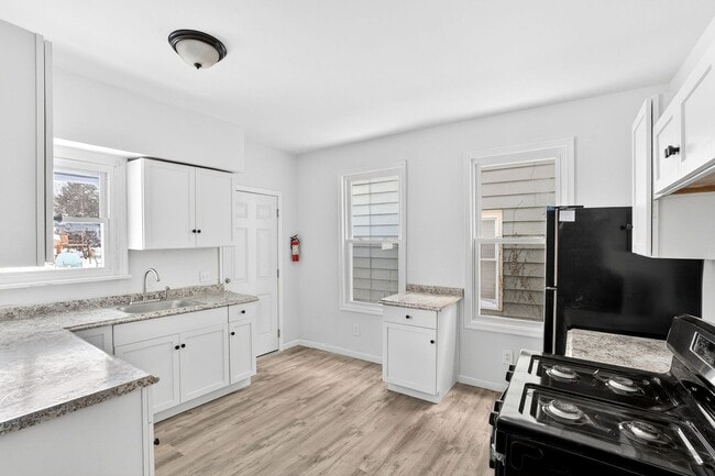 Building Photo - 398-400 N. Maple Ave