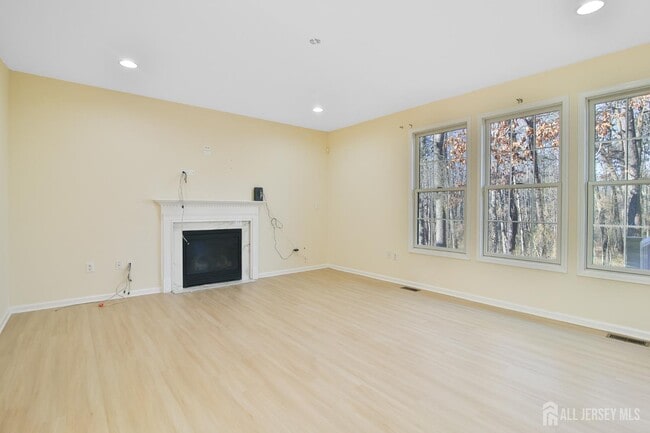 Building Photo - 4 Timber Grove Ct