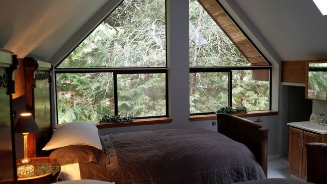 Building Photo - 1881 Cliff Rd