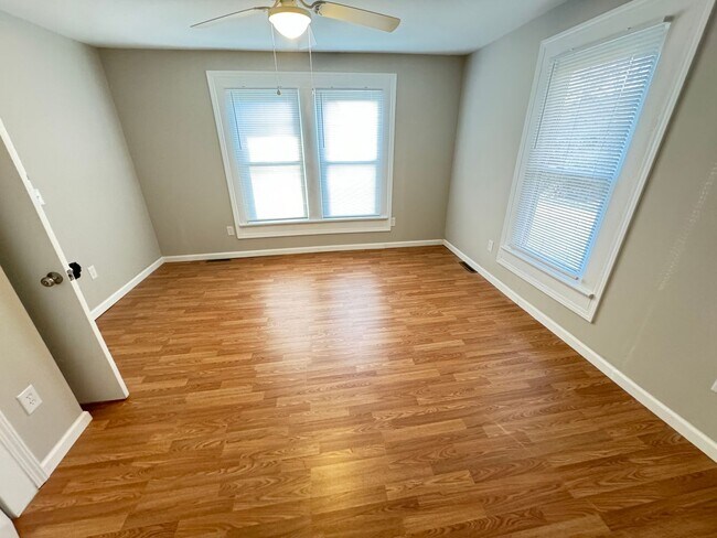 Building Photo - Fully Renovated 3bd/2ba House on Private L...