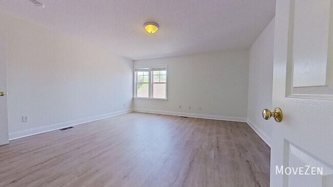 Building Photo - 4705 Pineview Dr