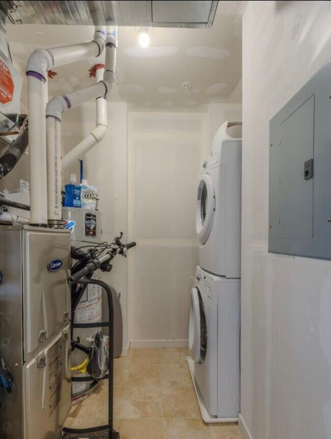 laundry/storage - 13598 Via Varra