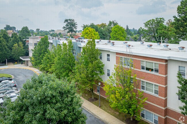 Building Photo - Oaks at Liberty