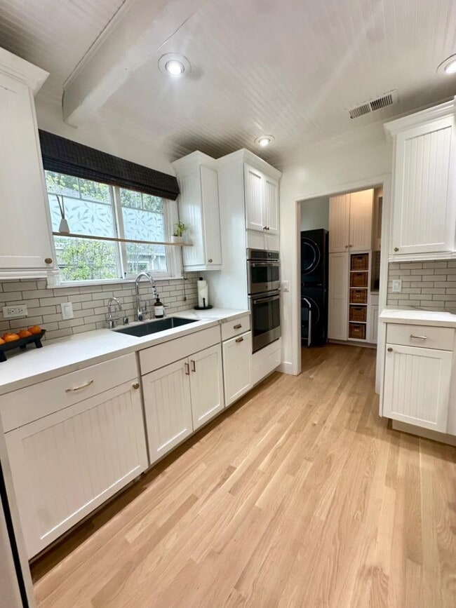 Building Photo - 456 King St