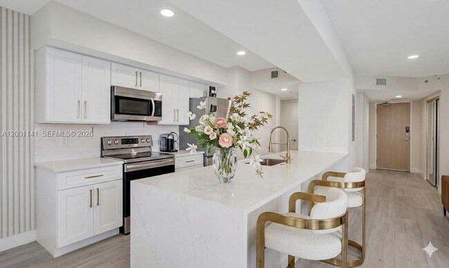 Building Photo - 16485 Collins Ave