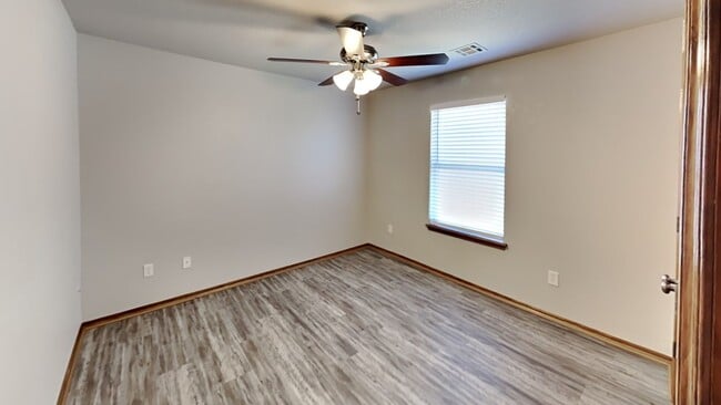 Building Photo - 3 Bedroom 2 Bath   - Edmond Schools