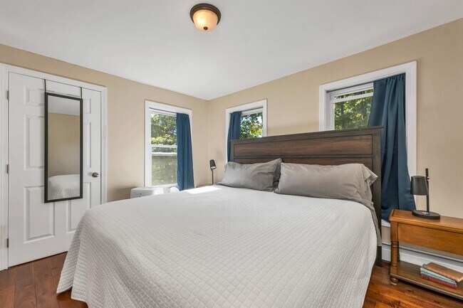 Building Photo - 172 Center St