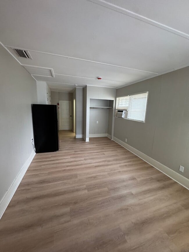 Building Photo - Great Studio home