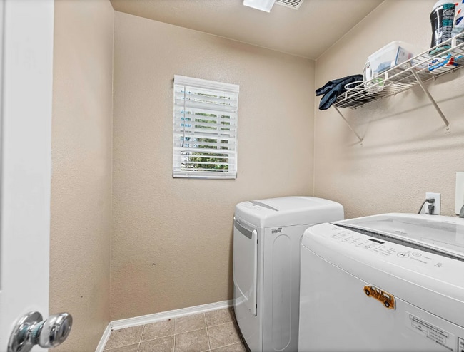 Building Photo - 2562 Kenwood Ct