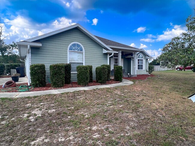 Building Photo - Pet Friendly 3BR/2BA Home on 1 acre in SW Gainesville - available Mid-October!