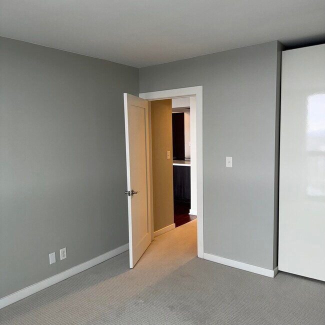 Building Photo - 1660 N Prospect Ave