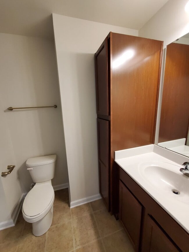 Building Photo - 3 bedroom townhome in university