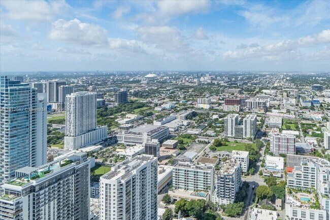 Building Photo - 700 NE 24th St