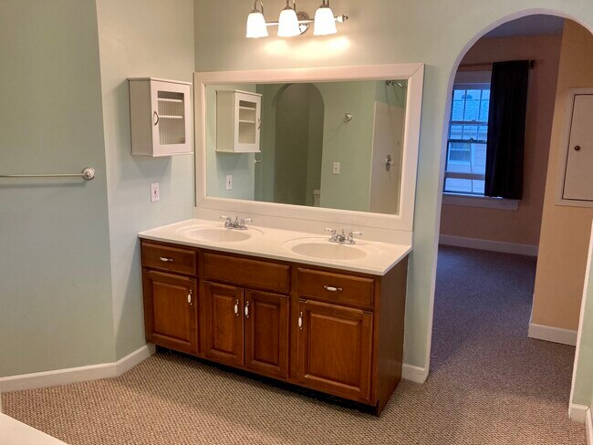 Master bathroom, dual vanity - 60 Barnard Avenue