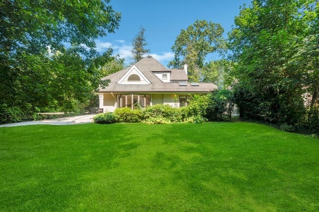 Building Photo - 18 Parkside Dr