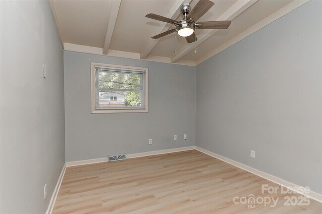 Building Photo - 3111 Spring Valley Rd