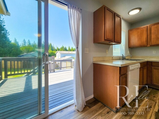 Building Photo - Inviting Poulsbo Home with Open Layout, Fe...