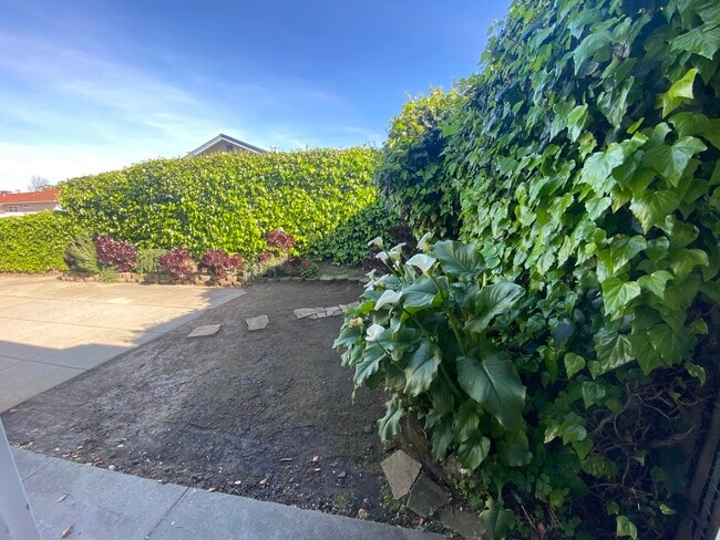 Building Photo - 2101 Trousdale Dr