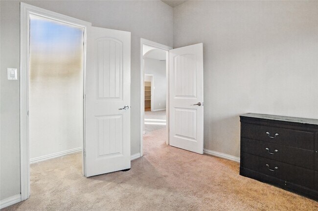 Building Photo - 1001 Vineyard Dr
